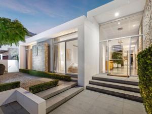 Giardino di Ultimate Beachfront Escape with Pool