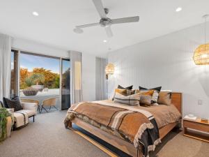 Letto o letti in una camera di Ultimate Beachfront Escape with Pool