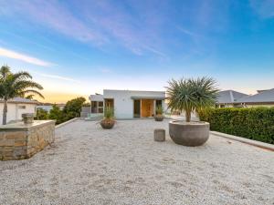 Giardino di Ultimate Beachfront Escape with Pool