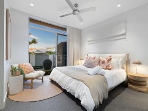 Letto o letti in una camera di Ultimate Beachfront Escape with Pool
