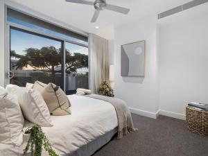 Letto o letti in una camera di Ultimate Beachfront Escape with Pool