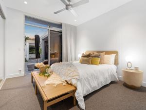 Letto o letti in una camera di Ultimate Beachfront Escape with Pool