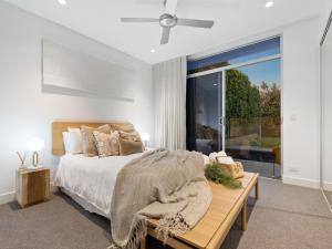 Letto o letti in una camera di Ultimate Beachfront Escape with Pool