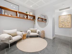 Area soggiorno di Ultimate Beachfront Escape with Pool