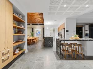 Cucina o angolo cottura di Ultimate Beachfront Escape with Pool