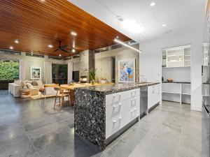 Cucina o angolo cottura di Ultimate Beachfront Escape with Pool
