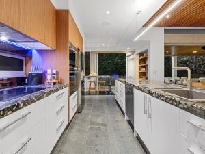 Cucina o angolo cottura di Ultimate Beachfront Escape with Pool