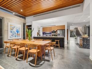 Cucina o angolo cottura di Ultimate Beachfront Escape with Pool
