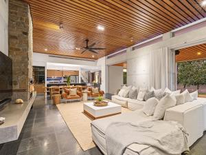 Area soggiorno di Ultimate Beachfront Escape with Pool