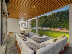 Area soggiorno di Ultimate Beachfront Escape with Pool