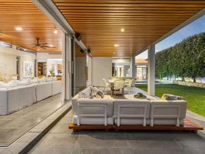 Area soggiorno di Ultimate Beachfront Escape with Pool