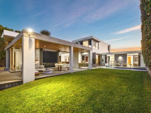 un’immagine di una casa con cortile di Ultimate Beachfront Escape with Pool a Kingscliff