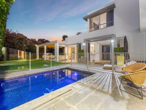 Piscina di Ultimate Beachfront Escape with Pool o nelle vicinanze