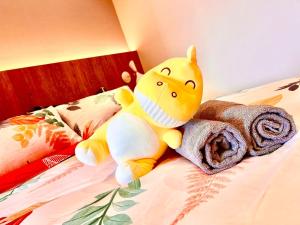 Voodi või voodid majutusasutuse Legoland - HappyWonder Suite for Family ,Cozy, Wifi with Nice Garden Pool View! toas