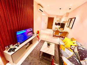 Televiisor ja/või meelelahutuskeskus majutusasutuses Legoland - HappyWonder Suite for Family ,Cozy, Wifi with Nice Garden Pool View!