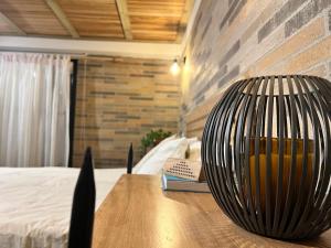 a vase sitting on a table in a bedroom at Autenthico Sajonia Hotel Aeropuerto in Rionegro