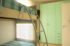 Ein Etagenbett oder Etagenbetten in einem Zimmer der Unterkunft 100 m from the beach with CABANA and JACUZZI included