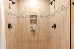 Koupelna v ubytování Poplar Treehouse - Rustic Luxury + 20 fotografií
