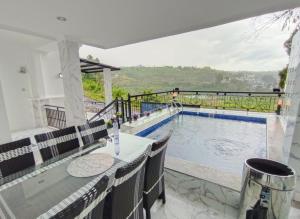 Μπαλκόνι ή βεράντα στο Villa puncak bogor 3 Kamar Tidur at kota bunga - Privat pool dan marble konsep