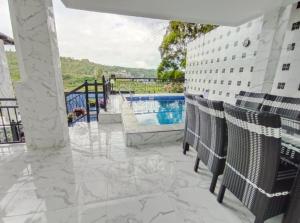 Πισίνα στο ή κοντά στο Villa puncak bogor 3 Kamar Tidur at kota bunga - Privat pool dan marble konsep