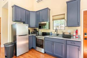 Η κουζίνα ή μικρή κουζίνα στο Oak Treehouse Cabin Rustic Luxury Near Asheville +15 φωτογραφίες