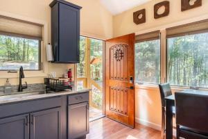 Η κουζίνα ή μικρή κουζίνα στο Oak Treehouse Cabin Rustic Luxury Near Asheville