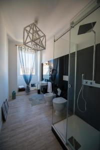 bagno con 2 servizi igienici e doccia in vetro di So&Leo Guest House a Genova
