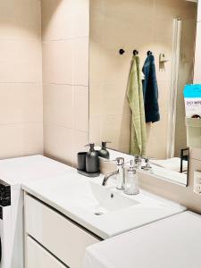 Koupelna v ubytování New Modern 2 room Apartment with 2 beds & FREE PARKING