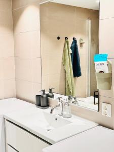 Koupelna v ubytování New Modern 2 room Apartment with 2 beds & FREE PARKING