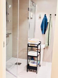 Koupelna v ubytování New Modern 2 room Apartment with 2 beds & FREE PARKING