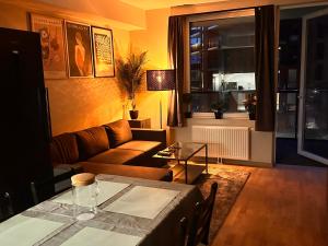 Posezení v ubytování New Modern 2 room Apartment with 2 beds & FREE PARKING