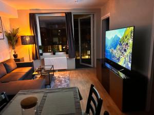TV a/nebo společenská místnost v ubytování New Modern 2 room Apartment with 2 beds & FREE PARKING