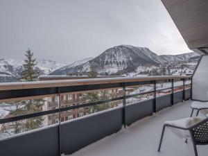 balcone con vista su una montagna innevata di Location 5 pers. à Courchevel - 2 pas des pistes, centre station, spa, parking inclus, WiFi, parking - FR-1-631-199 a Courchevel Altre 4 foto