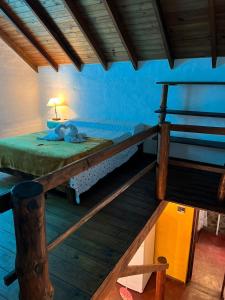 1 dormitorio con litera en una casa en Cabañas La Felicidad, en Merlo