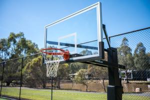 Tasman Holiday Parks - Moama on the Murray内部或周边的网球和/或壁球设施