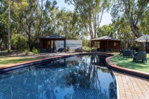 莫阿马Tasman Holiday Parks - Moama on the Murray的一个带凉亭的游泳池和一座建筑