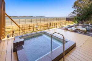 Bazén v ubytování Ooedo Onsen Monogatari Nagayama nebo v jeho okolí