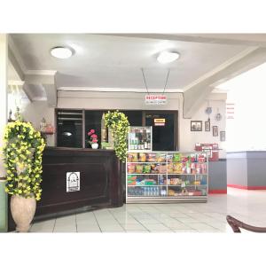 a grocery store with a counter with a refrigerator at Hotel Lie Mas Prigen Pasuruan Mitra RedDoorz in Pasuruan +34 photos