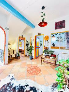 ein Wohnzimmer mit bunten Türen und Pflanzen in der Unterkunft Casa Campestre para Grupos en Jardín in Jardin + 24 Fotos