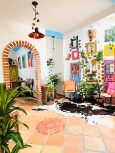 ein Raum mit Pflanzen und Kunst an den Wänden in der Unterkunft Casa Campestre para Grupos en Jardín in Jardin