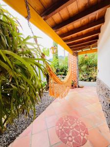 eine Terrasse mit Hängematte und einigen Pflanzen in der Unterkunft Casa Campestre para Grupos en Jardín in Jardin