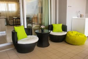 Ein Sitzbereich in der Unterkunft 100 m from the beach with CABANA and JACUZZI included