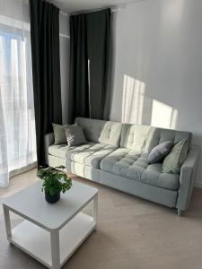 VoluntariにあるCortina North New Luxury Apartment with Parking- Self Check inのソファとテーブルのあるリビングルーム