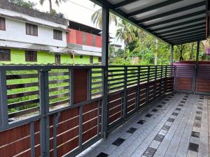 德里久尔DB Apartment Arimpur的阳台,带有木栅栏