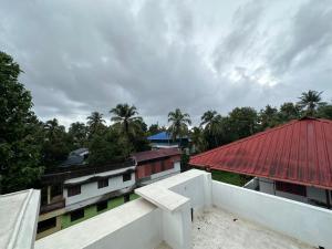 德里久尔DB Apartment Arimpur的从建筑屋顶上欣赏红色屋顶的景色