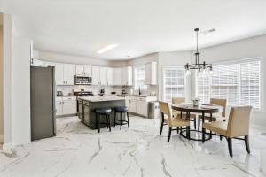 Η κουζίνα ή μικρή κουζίνα στο Elegant Mableton Retreat