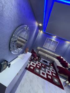 a room with a mirror and a table and chairs at أكر أزكواغ in Al Hoceïma