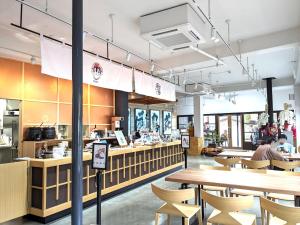 日光Nikko Beans Hotel的一间设有桌椅的快餐店