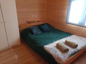 Posteľ alebo postele v izbe v ubytovaní Domki i apartamenty nad jeziorem solińskim z basenem I widokiem na góry