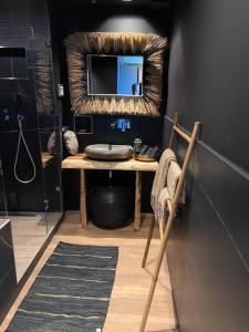 a bathroom with a sink and a mirror at La Suite TAMAN au centre de Salon in Salon-de-Provence